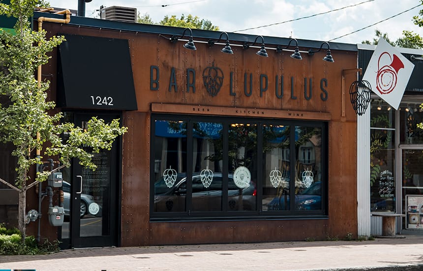 A small woodden building called Bar Lupulus in proximity to The Dale.